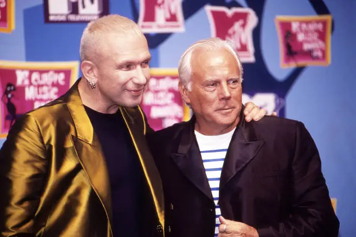 Die Modedesigner Jean Paul Gaultier und Giorgio Armani 1998