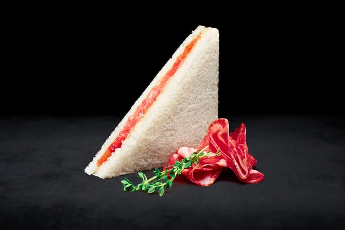 Einer der Klassiker der italienischen Küche soll in Turin erfunden worden sein: der Tramezzino (Bild). Eine typische Spezialität sind auch die Gofri, Waffeln mit knusprigen Waben, die süß oder pikant gefüllt gegessen werden, oder die gefüllten Kartoffeln.
