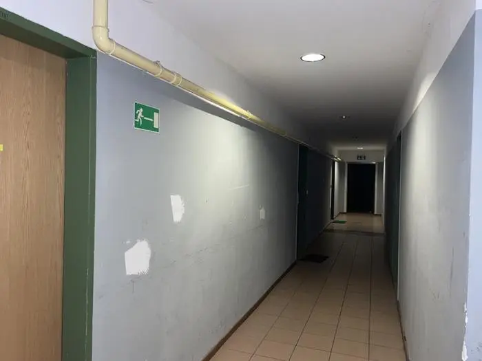 Ein dunkler Gang führt zur Wohnung der Toten