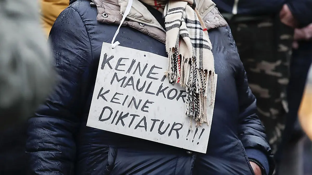 ABD0041_20210102 - GRAZ - ÖSTERREICH: Eine Demonstration gegen die Coronamaßnahmen am Samstag, 02. Jänner 2021, in Graz. - FOTO: APA/ERWIN SCHERIAU