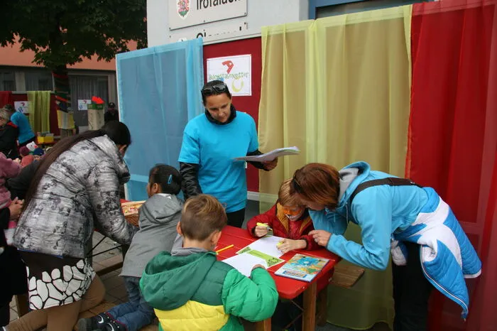 So konnte man sich beim Kinderschminken verwandeln, sich beim ABC-Quiz den kniffligen Fragen stellen, beim Flohmarkt in Schätzen blättern, oder aus alten Büchern Neues entstehen lassen.