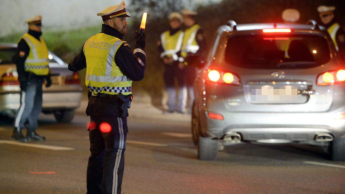 In der Nacht auf Freitag wurde eine Fahrzeugkontrolle durchgeführt (Archivbild)