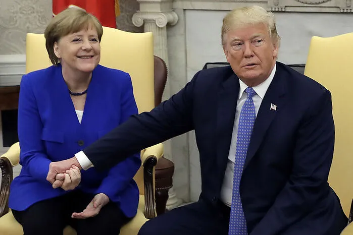 Kurz hielten die beiden sogar Händchen.