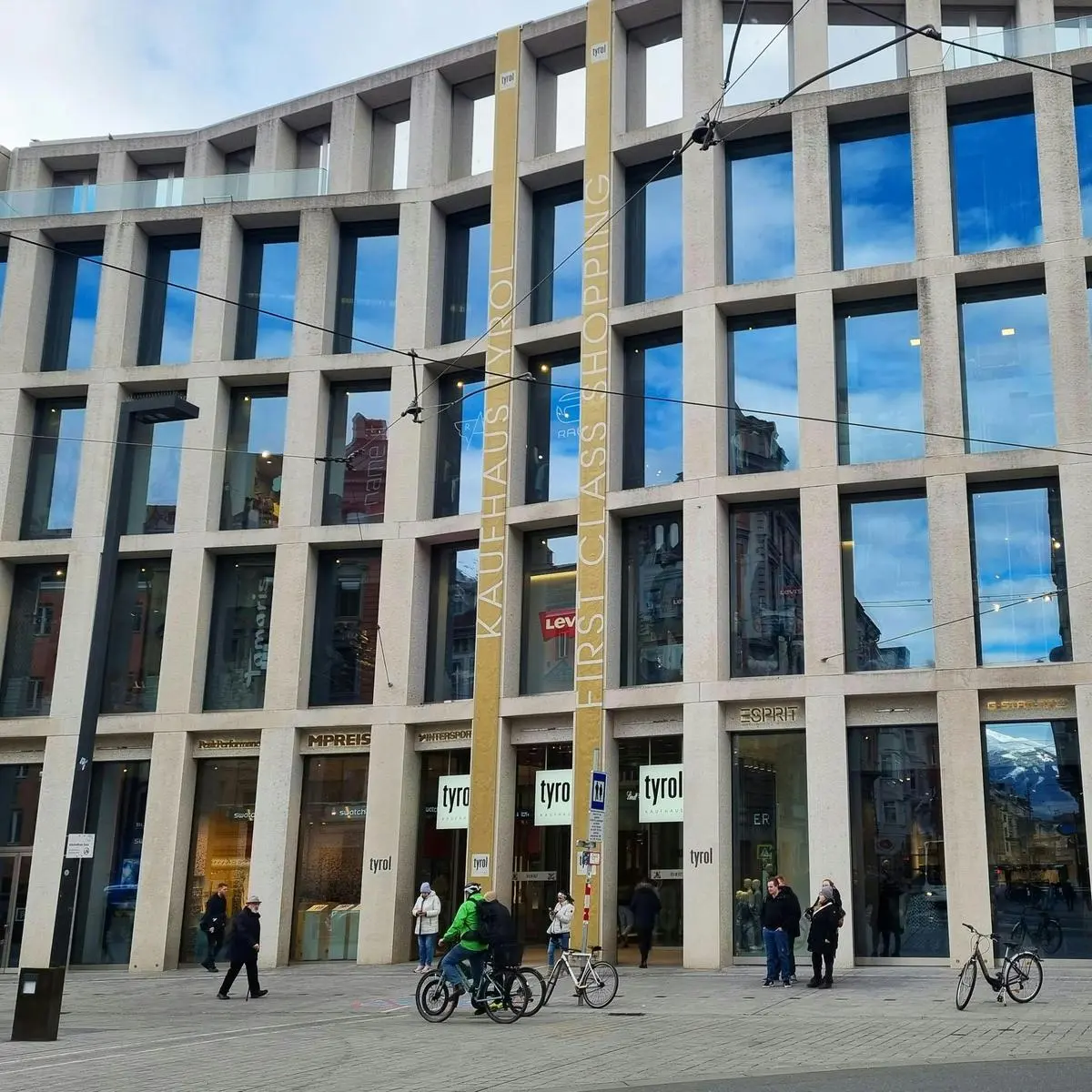 Navigating online fame