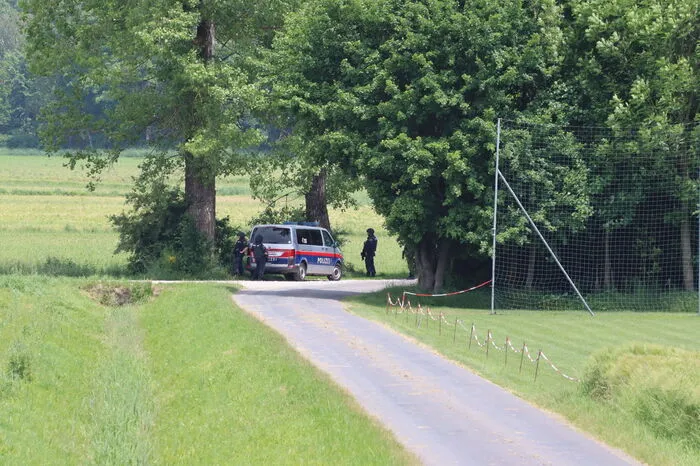 Die Straßen rund um die Siedlung in Fluttendorf wurden großräumig gesperrt und der Tatort wurde...