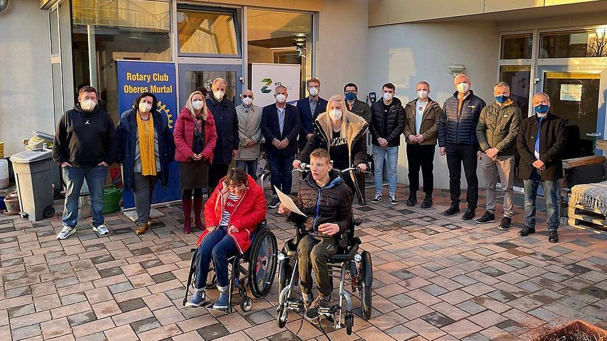 Übergabe des Fahrzeugs vor dem Knittelfelder Wohnhaus der Lebenshilfe