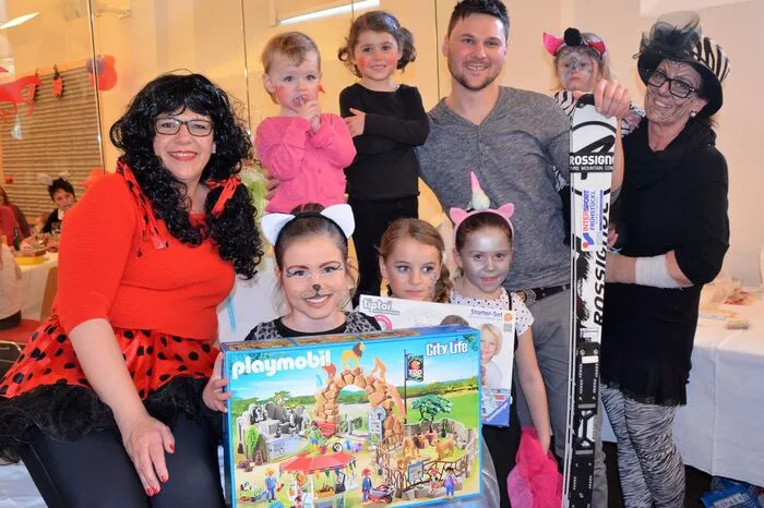 Beim Glückshafen, den Astrid Lax und Rosemarie Ladstätter betreuten, gab es unzählige Preise zu gewinnen. Den Hauptpreis - ein paar Ski - konnte Elina Egger mitnachhause nehmen. Ein Playmobil-Spiel gewann Aigner Larissa, Hannah Seiler ein Tip-Toi und Marie Rieder ein riesiges Blumengesteck.