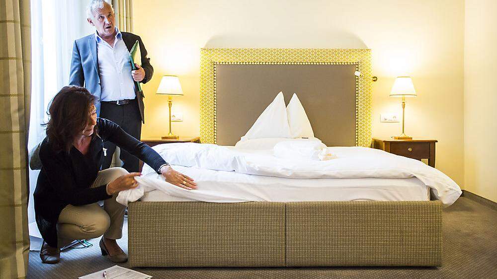 Silvia Tilz und Siegfried Messner nehmen die Luxus-Matratze im Parkhotel unter die Lupe