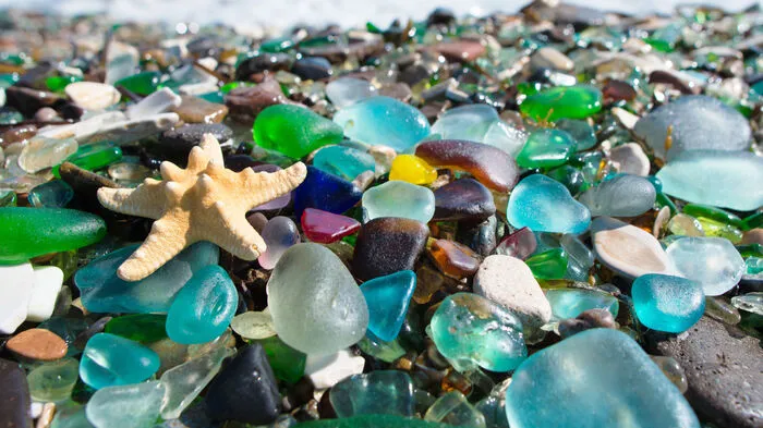 Die Postkarten-App Postando hat sechs Strände weltweit gewählt, die sich besonders gut als Fotomotiv eignen und hinter denen manchmal eine ungewöhnliche Geschichte steckt - wie hier am Glass Beach.