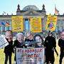 Aktivisten in Berlin werfen der Koalition Kriegstreiberei vor