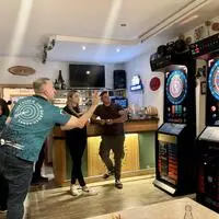 „Game on“ bei der Dart-Partie in der Bergschenke Schlögl