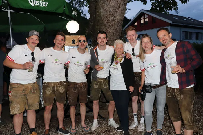 Oma Augustine "Gusti" Hintergger mit den "Gurktaler Jungs" und Stefanie Fritzer.