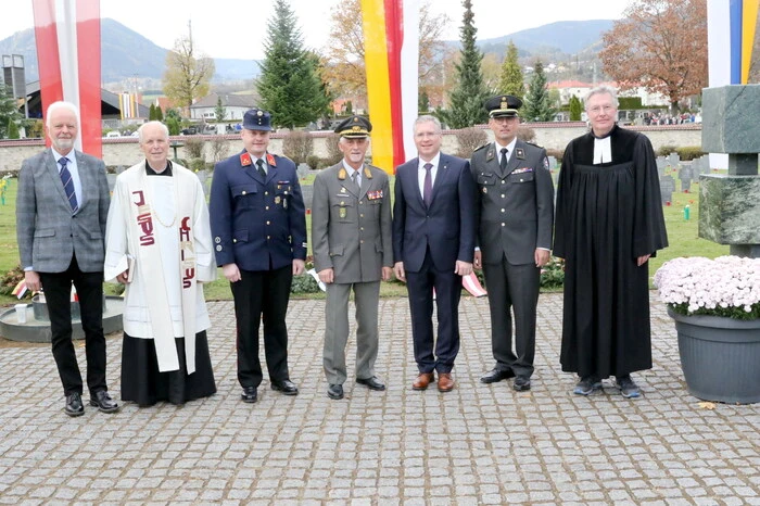 Neben Vertretern der Stadtgemeinde nahmen auch der Kameradschaftsbund, der Kriegsopferverband, der Abwehrkämpferbund, die Freiwillige Feuerwehr St. Veit, das Schwarze Kreuz sowie das Rote Kreuz daran teil. 
