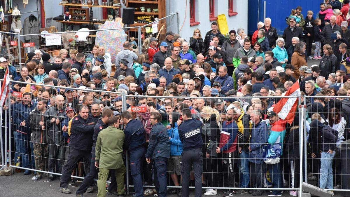 Bei der Eröffnung um 12 Uhr mittags war der Andrang enorm