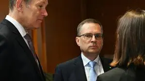 Anwalt Michael Rohregger und ÖVP-Klubobmann August Wöginger beim Prozess.