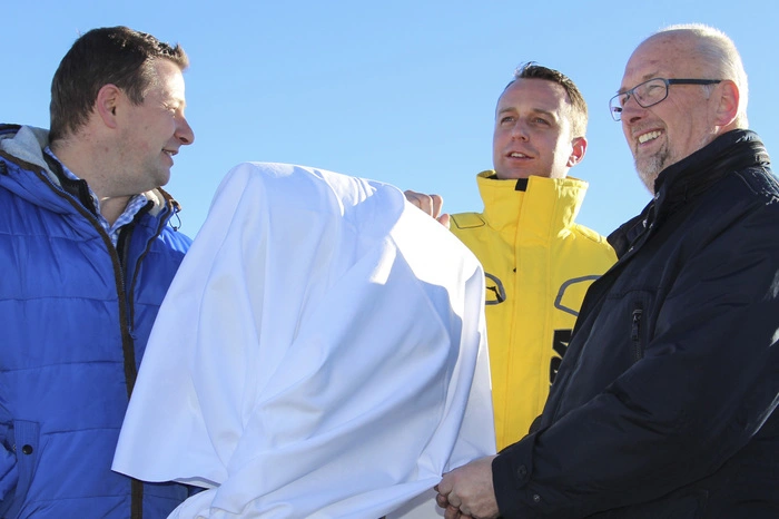 Vizebürgermeister in St. Michael im Lungau Roland Holitzky, WDR-Moderator Lukas Wachten und Rennwegs Bürgermeister Franz Eder enthüllten das Fernrohr, das schöne Aussichten in Blickrichtung Köln verspricht.