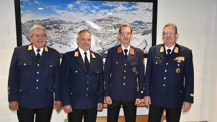 Vier Männer in blauer Feuerwehr-Uniform