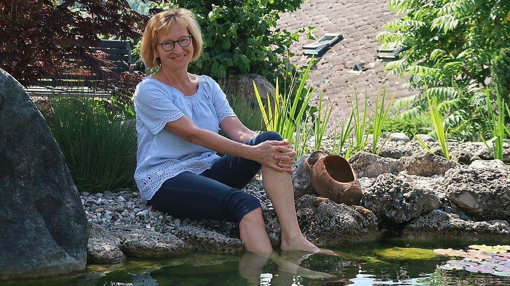 Herma Krenn kann zuhause am Teich von ihrer Tätigkeit als Sozialbegleiterin abschalten
