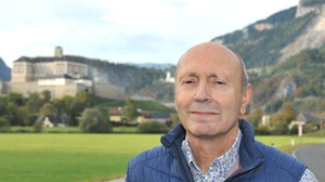 Wolfgang Otte vor Schloss Trautenfels | Der Sammlungskurator vor dem Ort, wo er jahrzehntelang wirkte