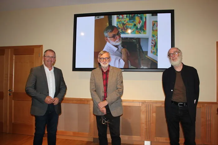 Bürgermeister Bernd Osprian, Künstler Franz Dampfhofer und Laudator Walter Titz bei der Vernissage.
