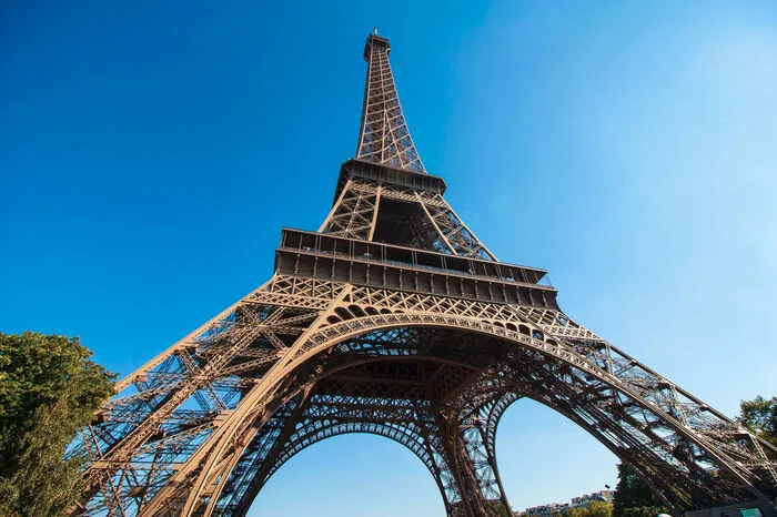 Eiffelturm auf die exklusive Tour:Die Nummer 1-Attraktion in Paris ist bekanntlich der Eiffeltum. Doch leider führt das häufig zu überaus langen Warteschlangen. Wer die umgehen möchte, kann ein Skip-The-Line-Ticket bei GetYourGuide erwerben. Damit kommen Besucher ohne Anstehen mit einer kleinen Gruppe zunächst auf die zweite Etage, bevor es anschließend bis zur Spitze des Pariser Wahrzeichens geht. Exklusiver kann man den Eiffelturm nicht erleben. www.getyourguide.at