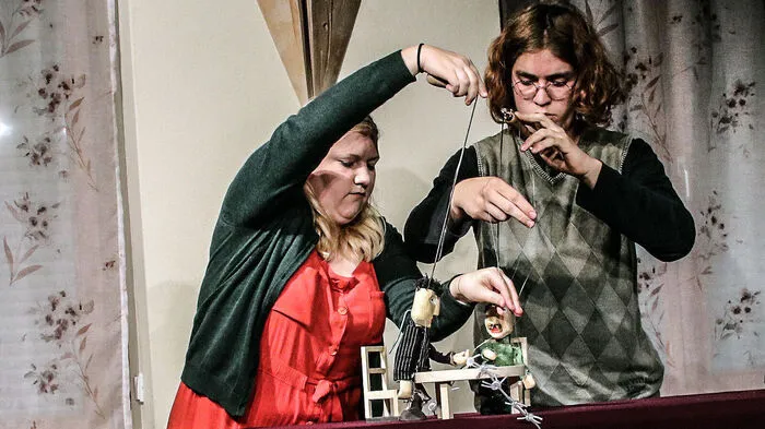 Zu einer spannenden und aktuellen Figurentheater - Vorstellung in slowenischer Sprache mit deutschen Untertiteln lud der Kulturverein "KPD Šmihel" am Freitag in den Pfarrsaal.  