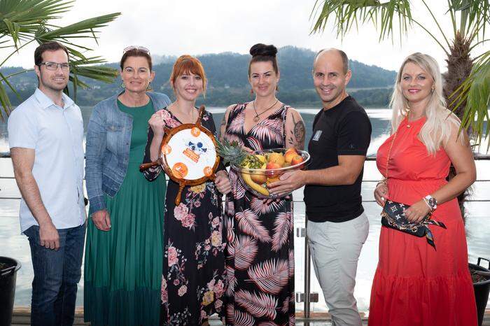 Zum Erfolgsfrühstück ging es an den Längsee: Druckprofi Ferdinand Ploder, JW-Bezirksgeschäftsführerin Doris Weiß, Bezirksvorsitzende Jennifer Anderwald, Waxing Box Inhaberin Julia Kaplan, Landesvorsitzender Martin Figge und Anamaria Gassinger (Junge Wirtschaft St. Veit ,von links).