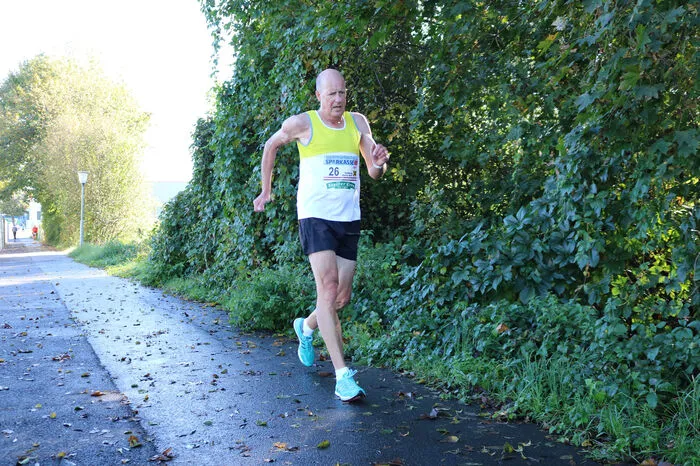 Beim Freizeitzentrum in Feldbach wurde eine Runde von einen Kilometer abgesteckt, welche die Geher bis zu 50-mal absolvieren mussten. Auf der Strecke sorgten "Gehrichter" dafür, dass niemand gegen die Regeln verstößt.