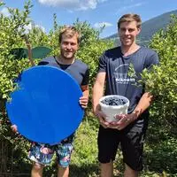 Mario und Patrick Eckmann in ihrem Heidelbeerfeld im Selzthaler Ortsteil Neulassing