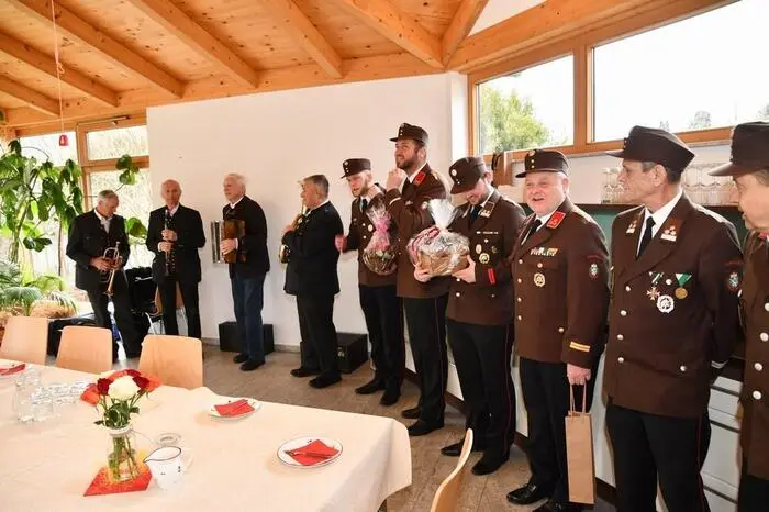 Das Kommando der Feuerwehr Peterdorf mit Manuel Galler, Mario Stock, Vorstandsmitgliedern und der Seniorenabteilung waren gekommen, um ihn persönlich zu gratulieren. Die Glückwünsche aller Kameradinnen und Kameraden wurden überbracht, begleitet von musikalischen Klängen der „Kälberer Buam“.