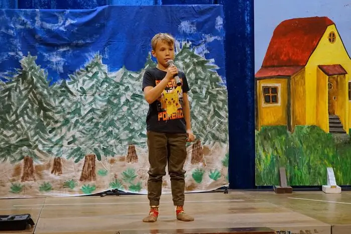 Die Kinder sangen bekannte Weihnachtslieder wie „Kling, Glöckchen“, „Alle Jahre wieder“ oder „Es wird scho glei dumpa“ sowie selbst komponierte Stücke.