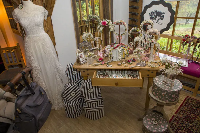 Lena Hoschek war mit ihrer Kollektion ebenso vertreten wie Nicki Olson mit ihren Blumenkränzen. Designer, Fotografen, Visagistinnen - sie alle zeigten, was sie zu einer gelungenen Hochzeit beitragen.