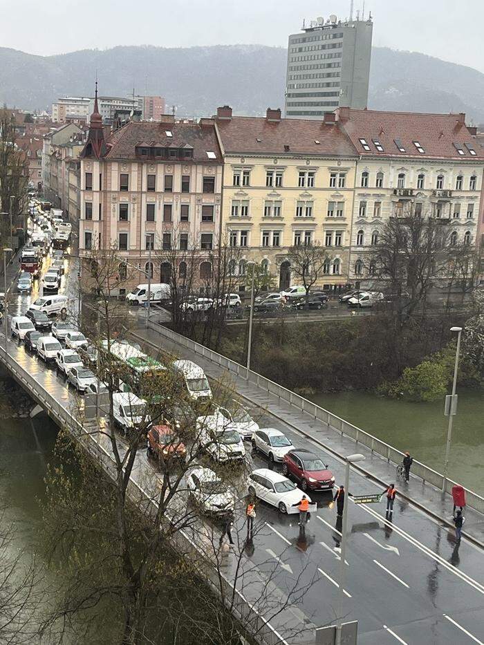 Auch die Grazer Augartenbrücke wurde von Klimaaktivisten blockiert