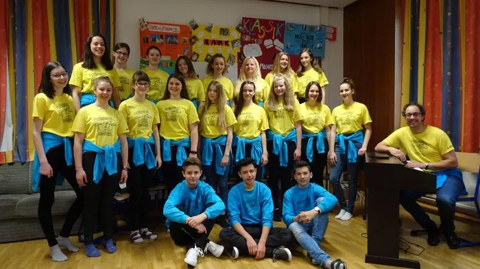 Vom Kärntnerlied bis zum Popsong: Ein buntes Repertoire hat der 4a-Klassenchor der Musik-NMS Hermagor unter Christof Mörtl