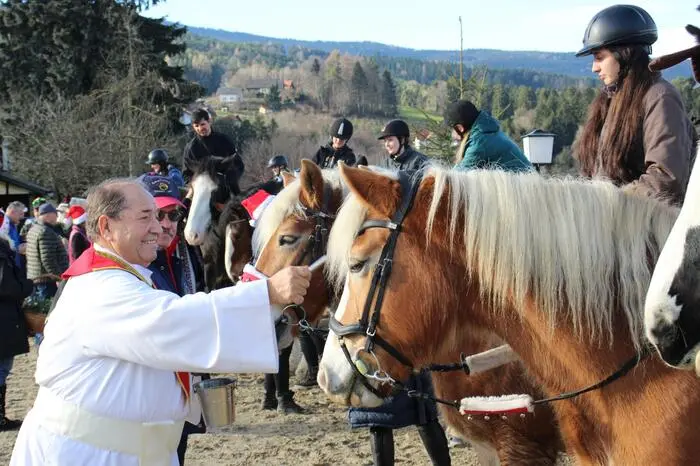 Zahlreiche Reiter und Reiterinnen aus der Region kamen mit ihren Pferden zum Spatenhof und nahmen an der Pferdesegnung teil. 