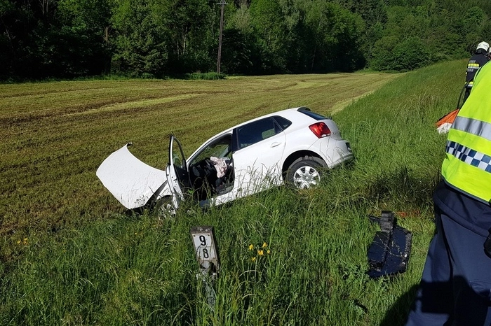 Das Auto der 20-Jährigen wurde über die Böschung geschleudert.
