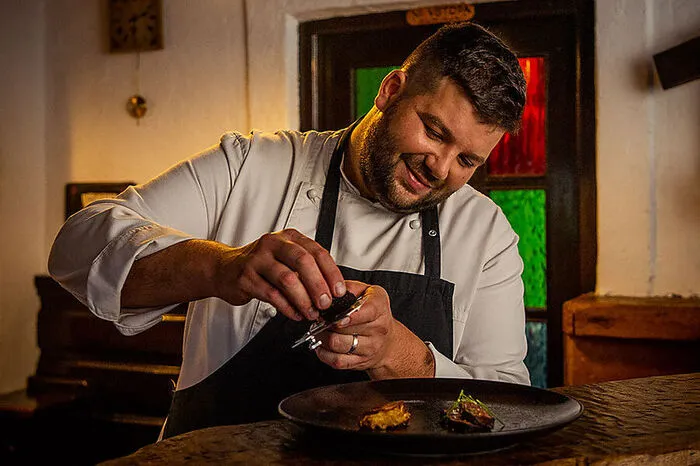 Obwohl das Gasthaus in Šentjošt nad Horjulom von außen schlicht anmutet, hat Küchenchef Luka Košir aus der Gostilna Grič einen Genusstempel gemacht. Der kreative Koch bringt ausschließlich Regionales und Saisonales in Form raffinierter Gerichte auf die Tische der bäuerlichen Stuben. Die meisten Zutaten stammen vom eigenen Ökobauernhof oder von benachbarten Landwirten. Mehr zum Landgasthaus lesen Sie hier.