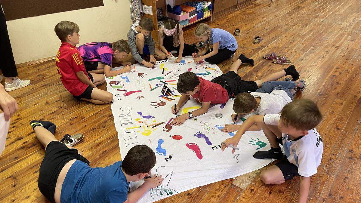 Die Kinder der VS Festenburg malten ein Banner, das im Sommer an der Fassade hängen wird