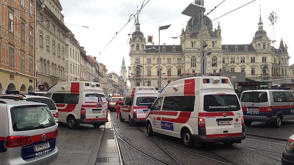 Hunderte Retter waren im Einsatz.