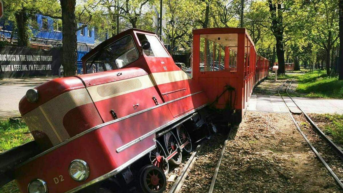 Eine Lok der Liliputbahn ist Sonntagmittag, 7. April 2024 im Wiener Prater entgleist und umgekippt. Die Waggons blieben aufrecht und alle Fahrgäste und auch der Lokführer daher unverletzt, sagte Philipp Pertl, Sprecher der Betreiberfirma „Lilis Welt“