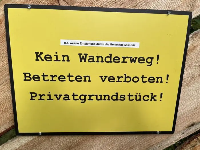 Dieses Schild wurde auf dem Bretterzaun angebracht