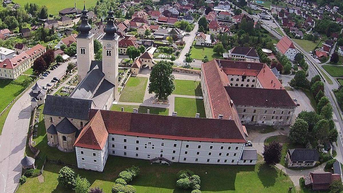 Das Jufa-Hotel  des JUFA Hotel Gurk mit Stift und Dom