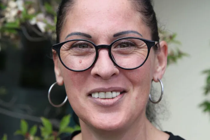 Anna Schirnhofer, Tischlereimitarbeiterin, Hartl: Besonders glücklich bin ich darüber, dass die Schule wieder den Präsenzunterricht aufgenommen hat. Für mich als alleinerziehende Mutter war das Home-Schooling mit meinem 12-jährigen Sohn eine große Herausforderung. Das stellte eine enorme Belastung dar. Als leidenschaftliche Tennisspielerin freue ich mich darauf, endlich wieder Matches austragen zu können.  