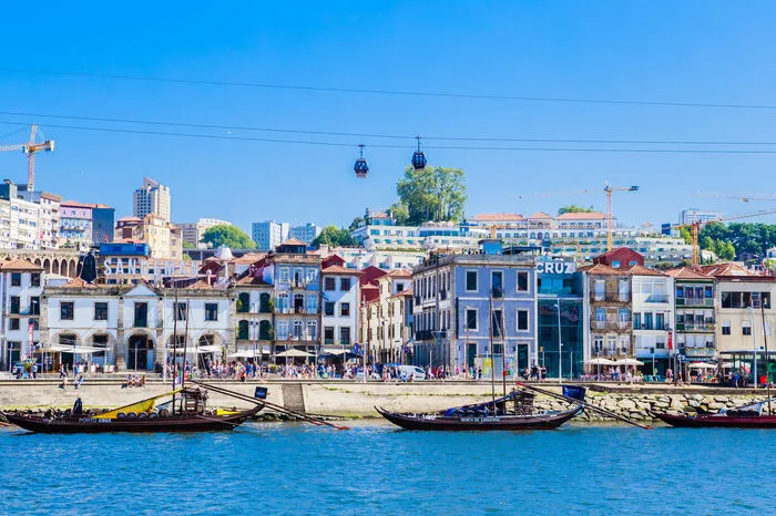 Die meisten Portweinkeller befinden sich in der Vila Nova de Gaia direkt gegenüber der Altstadt von Porto. Bei der Führung durch die Weinkeller gibt es auch eine Weinverkostung.