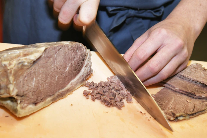 Der Tafelspitz wird am Vortag gekocht, er muss über Nacht auskühlen.