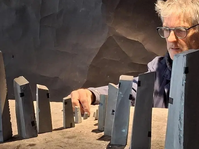 Bildhauer Lois Fasching, der für die Gestaltung des Bühnenbildes verantwortlich zeichnet, bringt das Thema des Stücks mit seinem kreativen Design eindrucksvoll zum Leben