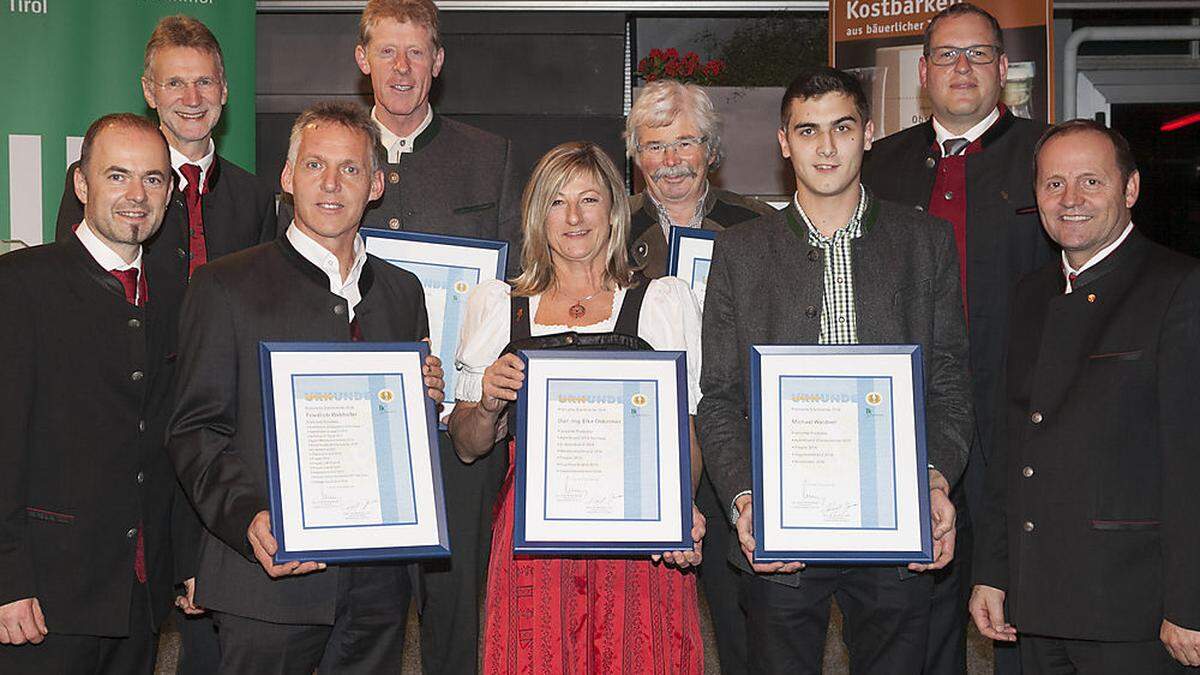 Gruppenbild mit Dame: Die erfolgreichen Osttiroler Schnapsbrenner bei der Prämierung in Thaur 