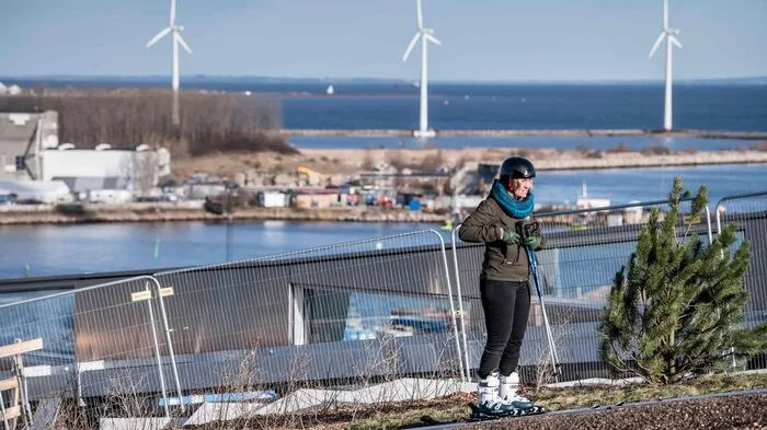 Dänemark ist nicht gerade für hohe Berge bekannt. Trotzdem haben wintersportbegeisterte Dänen in der Hauptstadt Kopenhagen künftig die Möglichkeit, Ski und Snowboard zu fahren - auf einer Müllverbrennungsanlage.
