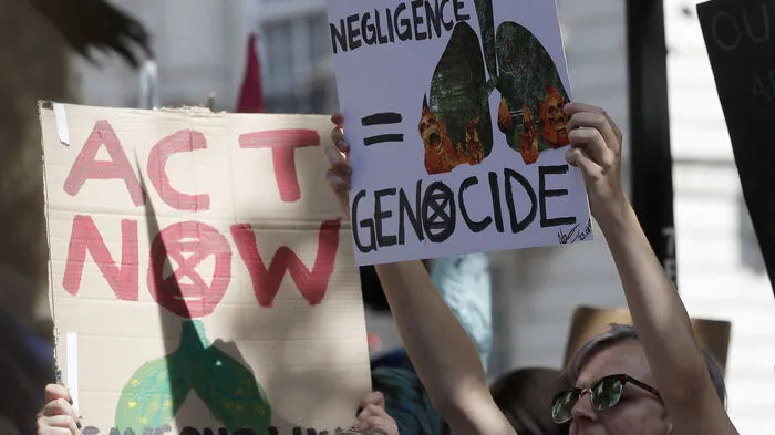 Vor der brasilianischen Botschaft in London forderten Demonstranten die verantwortlichen Politiker in Brasilien auf, sofort Maßnahmen gegen die Feuer zu setzen.