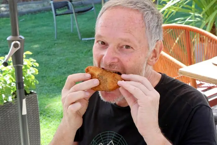 Fest Hendl schmausen sah man am  Freitagnachmittag unter anderem FF-Kommandant-Stellvertreter Hans Joas, Zahnarzt Michael Lassnig sowie den ehemaligen Polizeichef Kurt Retzer. Ein Video gibt es auf Facebook Kleine Zeitung St. Veit/Feldkirchen zu sehen! Klicken Sie sich durch die Fotogalerie